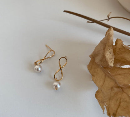 Infinite Shape Pearl Earrings