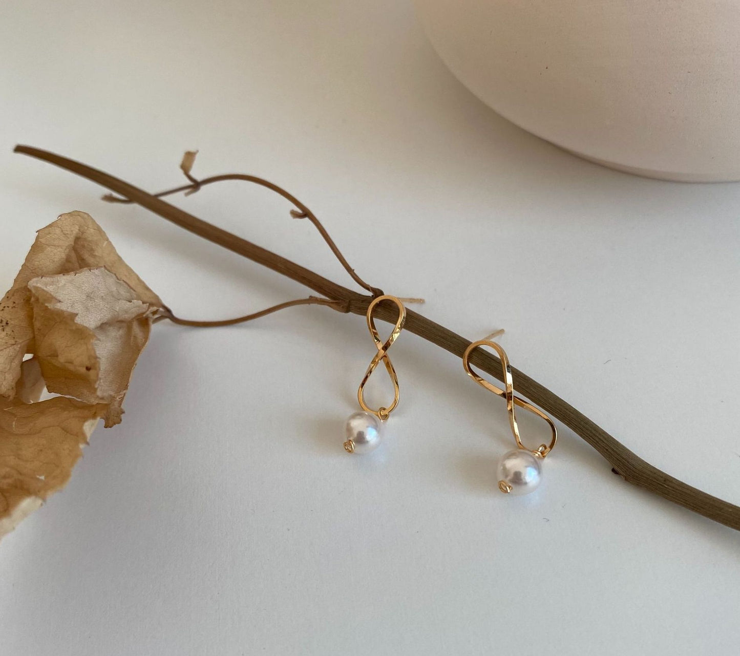 Infinite Shape Pearl Earrings